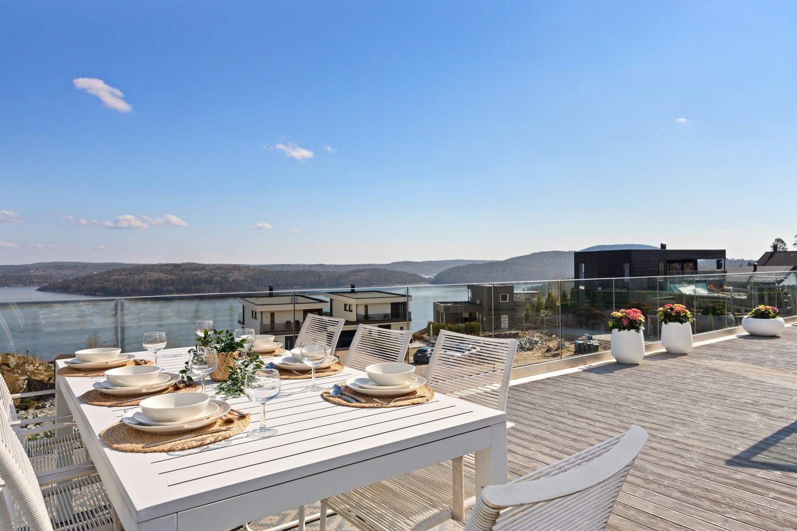 98 kvm takterrasse med spektakulær fjordutsikt og svært gode solforhold Galleribilde
