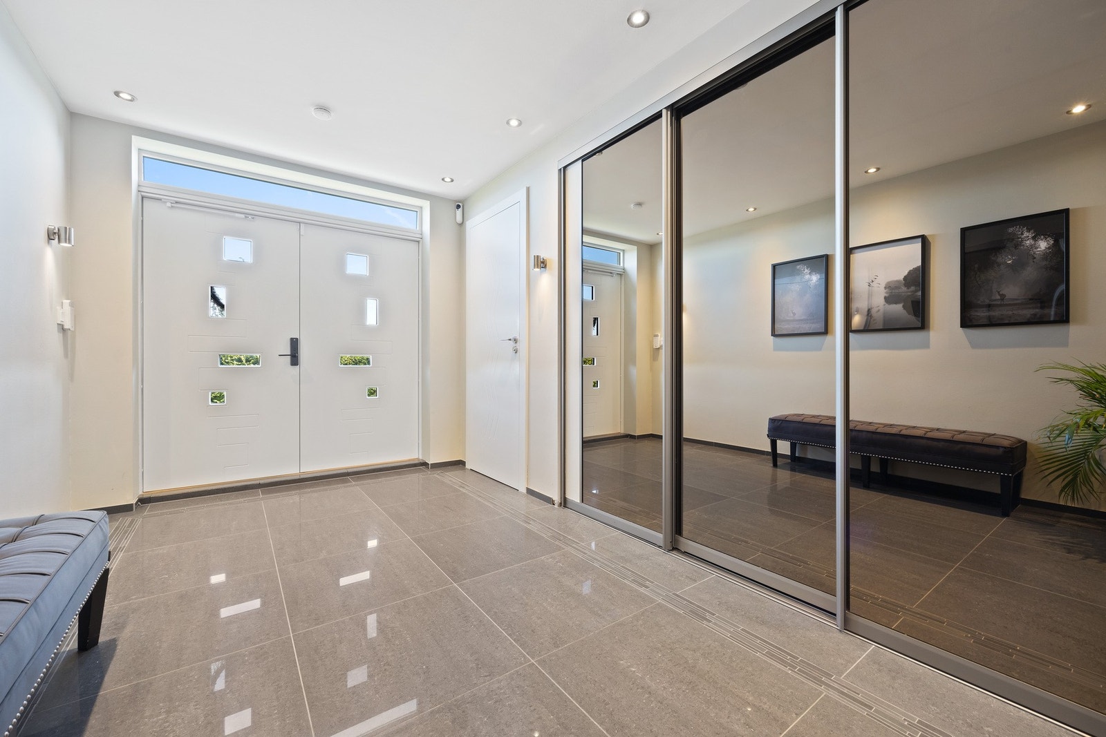 Romslig entré/hall med skyvedørsgarderobe Galleribilde