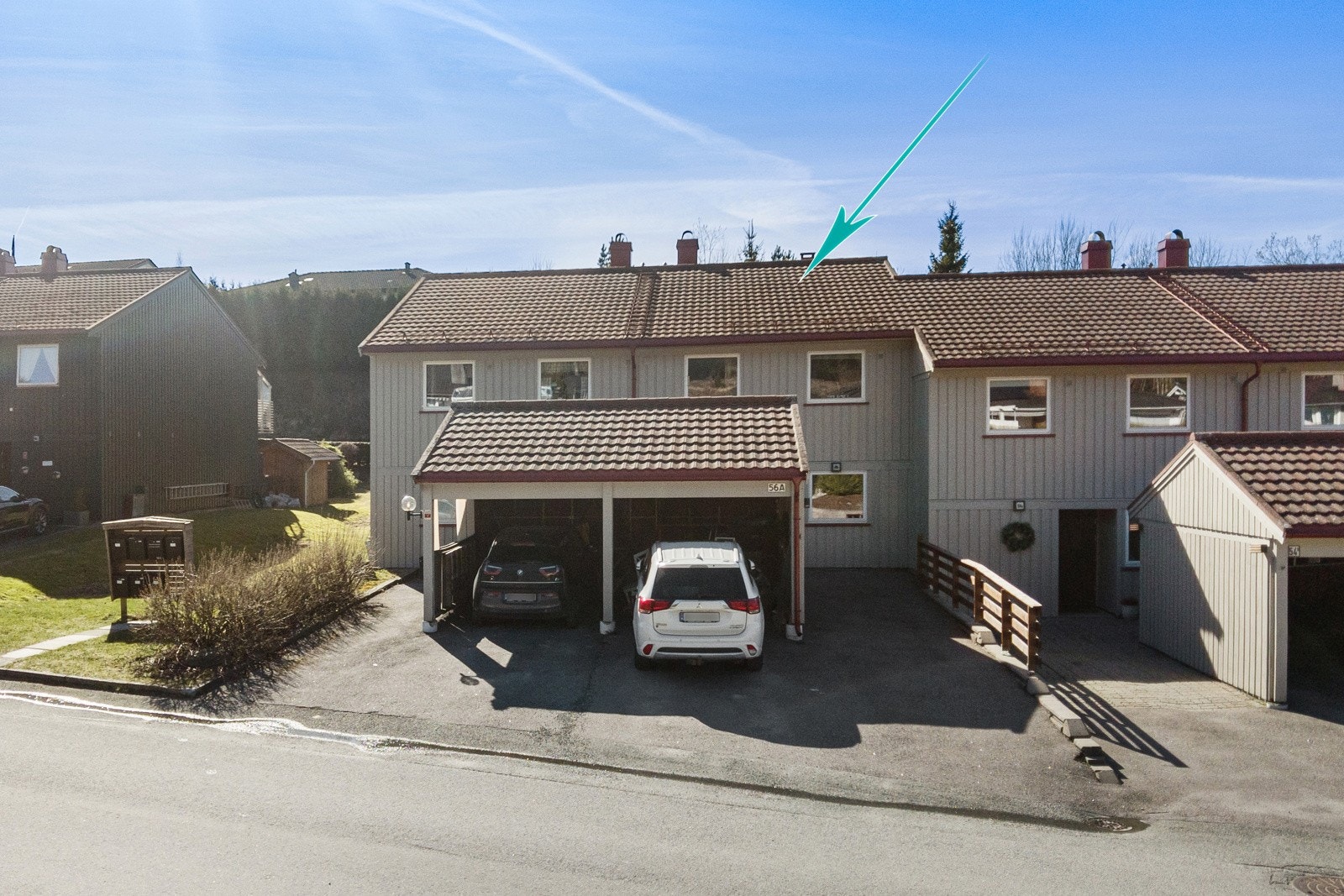 Parkering i tilhørende carport. Øvrig parkering etter områdets gjeldene bestemmelser. Galleribilde