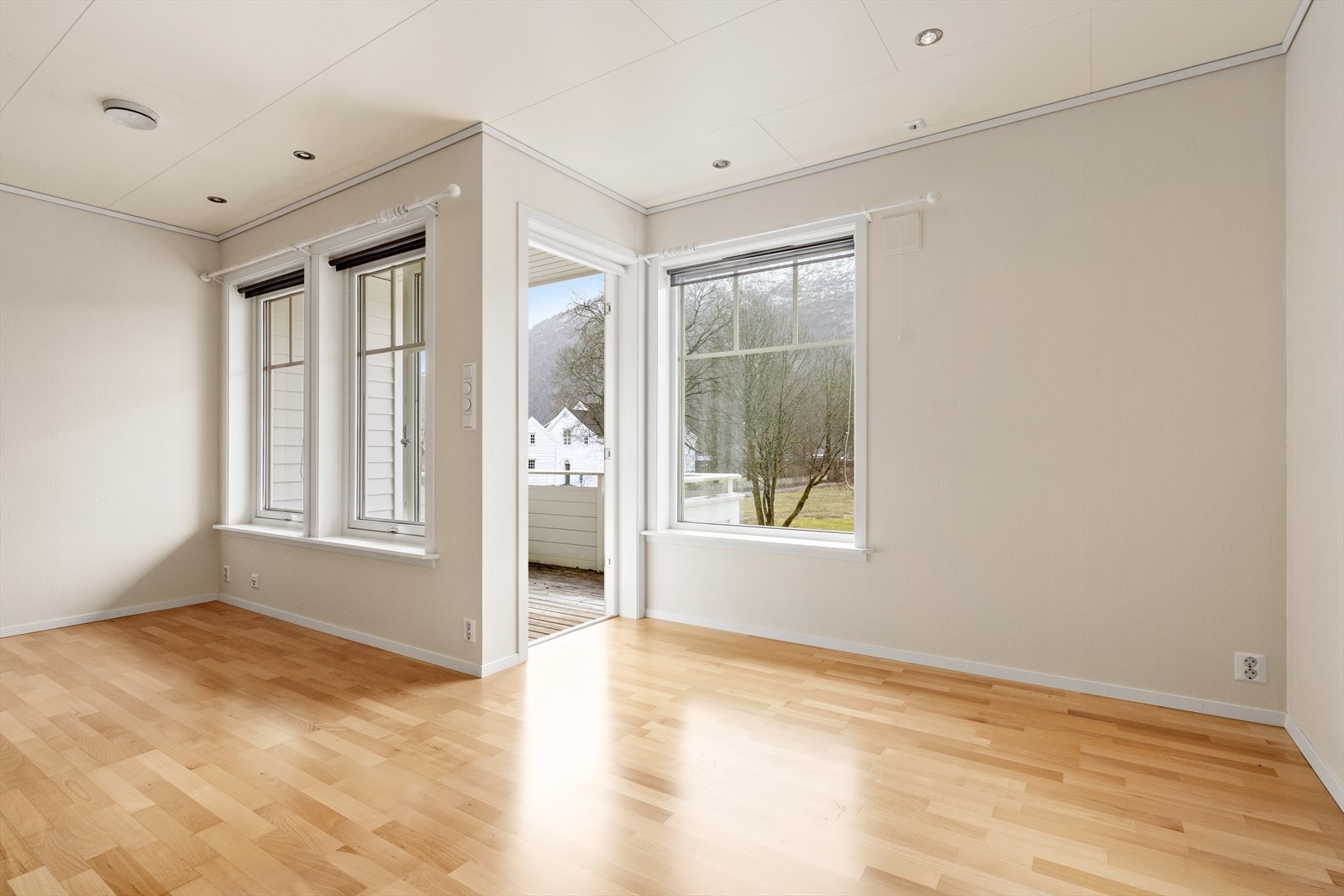 Stuen har downlights i himling. Galleribilde