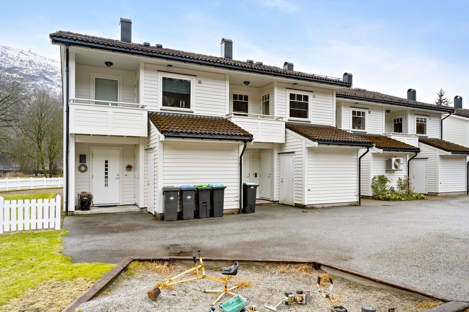 Rekkehuset har enkel tilkomst fra asfaltert fellesareal. Galleribilde