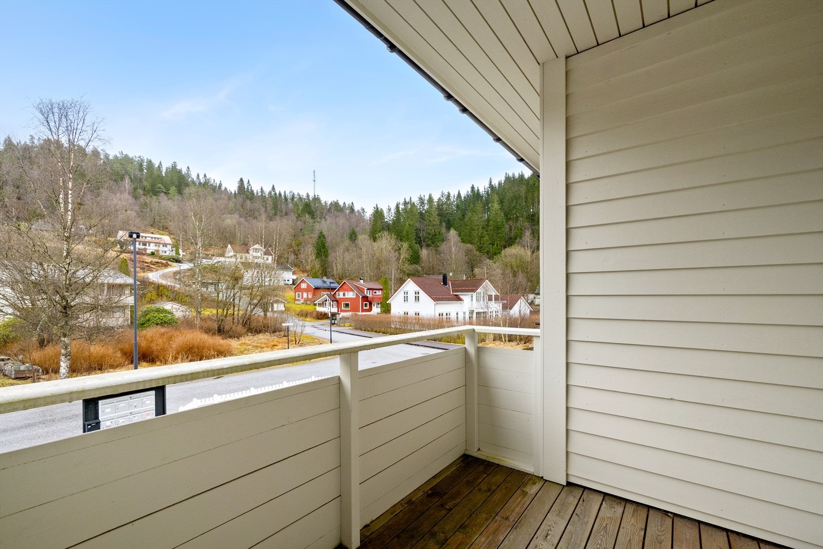 Boligen ligger fint til med gangavstand og bussforbindelse til sentrum. Det er også gang-/sykkelavstand til høyskolen og sykehuset. Galleribilde