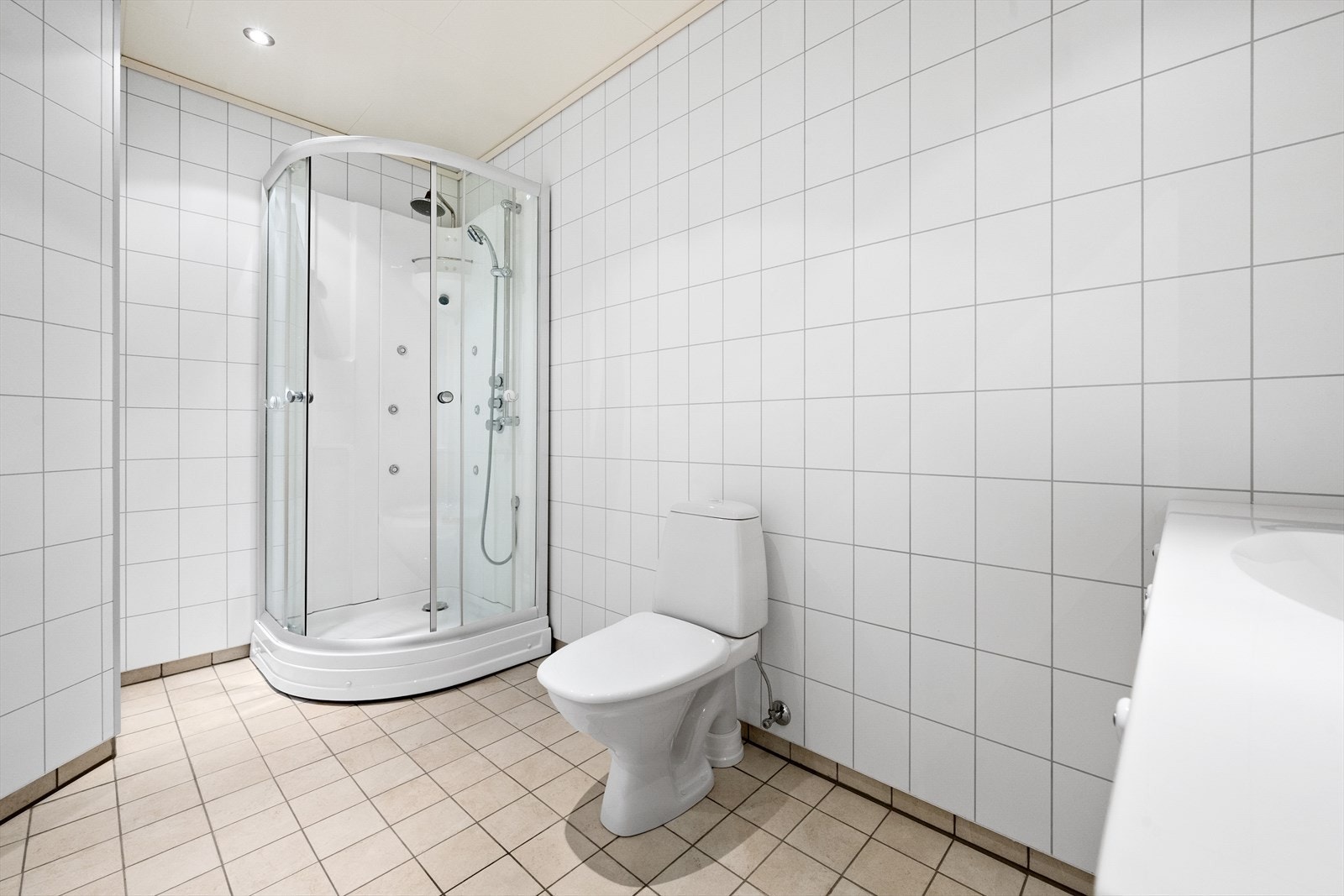 Badet har varmekabler i gulv og downlights i himling. Galleribilde