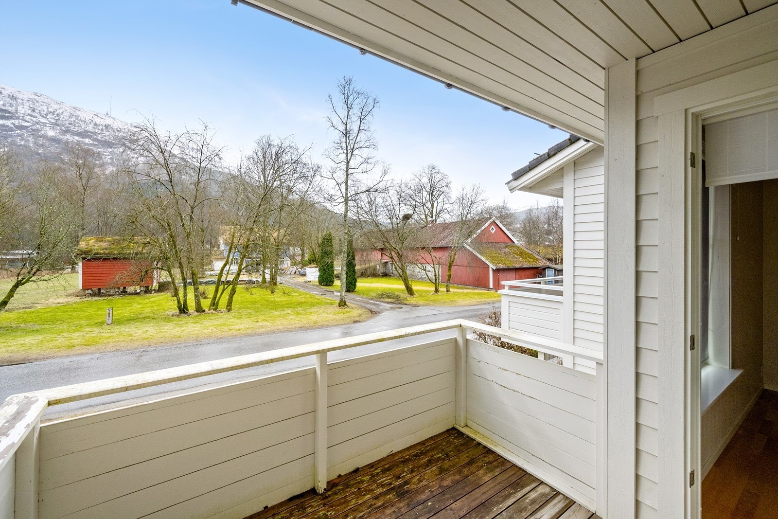 Fra stuen er det utgang til delvis overbygd veranda. Galleribilde