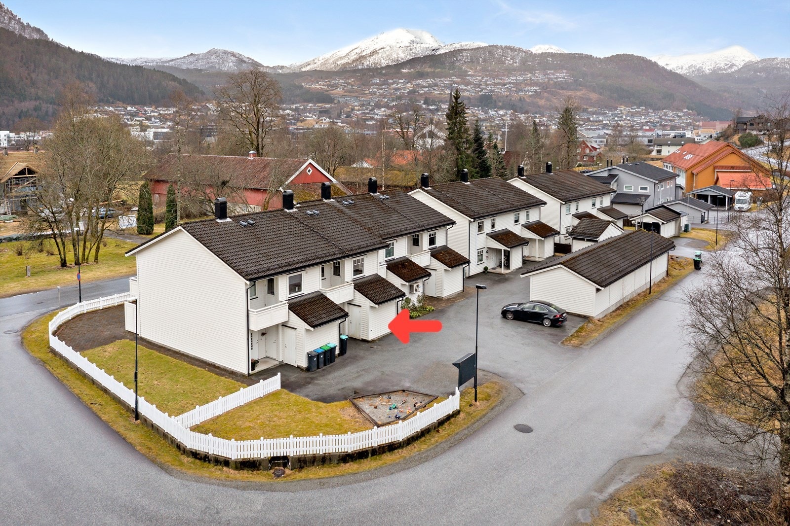 På Falkenstein får du en tilbaketrukket og sentrumsnær plassering med gangavstand til barnehager, skoler, turområder og alle typer aktivitetstilbud.
Parkering i carport like ved. Galleribilde