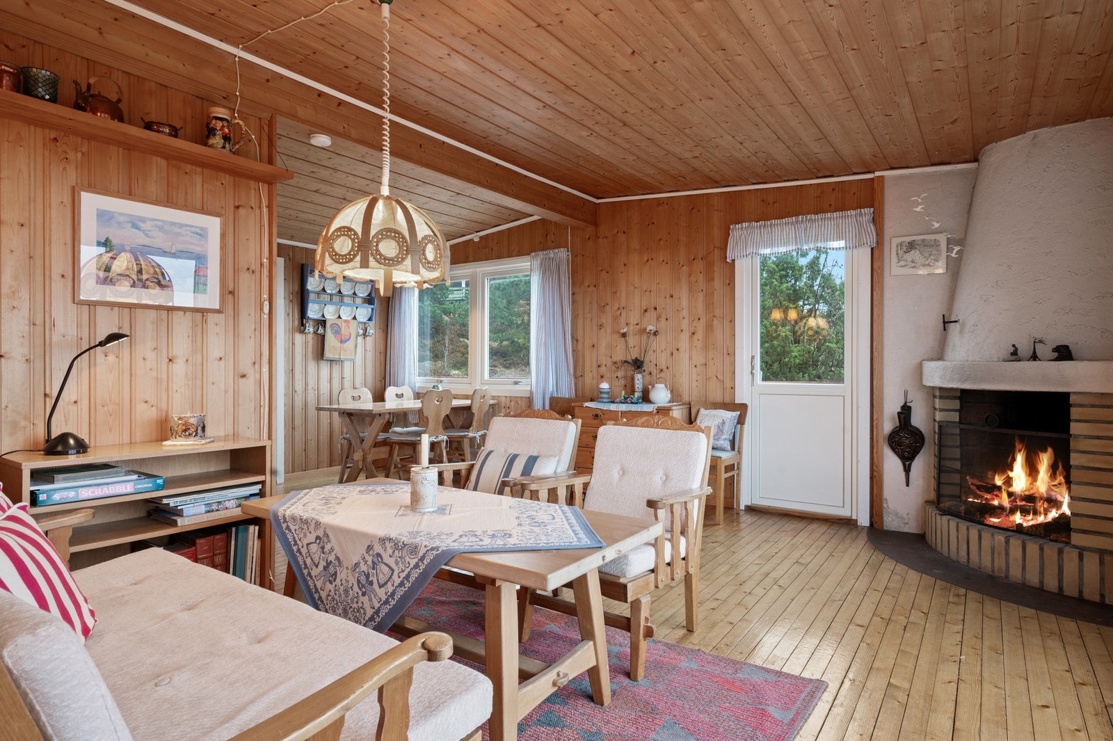Hytta varmes opp med panelovn og peis. Galleribilde