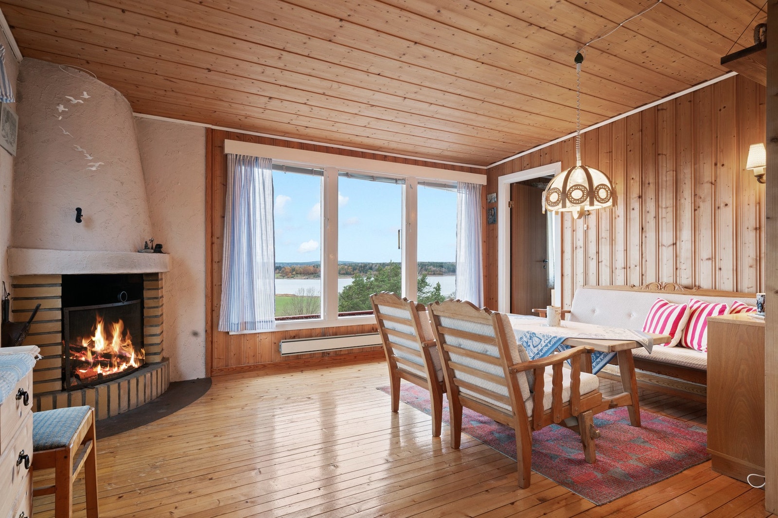 Fra stuen er det fin utsikt over Oslofjorden og videre mot Vestfold. Galleribilde