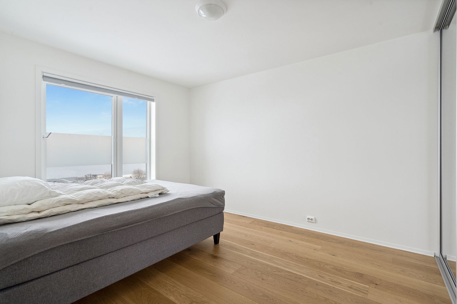 Soverom 1 - Hovedsoverom med god plass og skyvedørsskap.