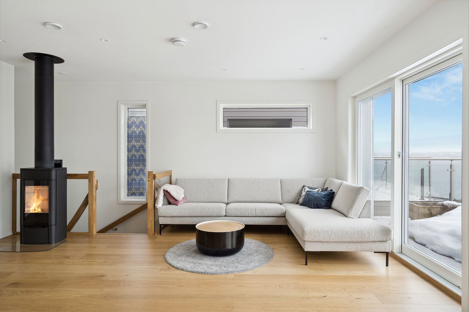 Moderne 4-roms med god standard. Romslig stue med store vindu som gir godt med lysinnslipp og flott utsikt.