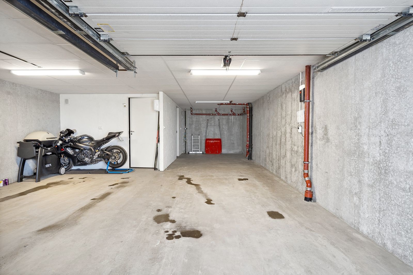 Garasje hvor bilen kan stå tørt året rundt og gode muligheter for lagring i sportsbod i bakkant.