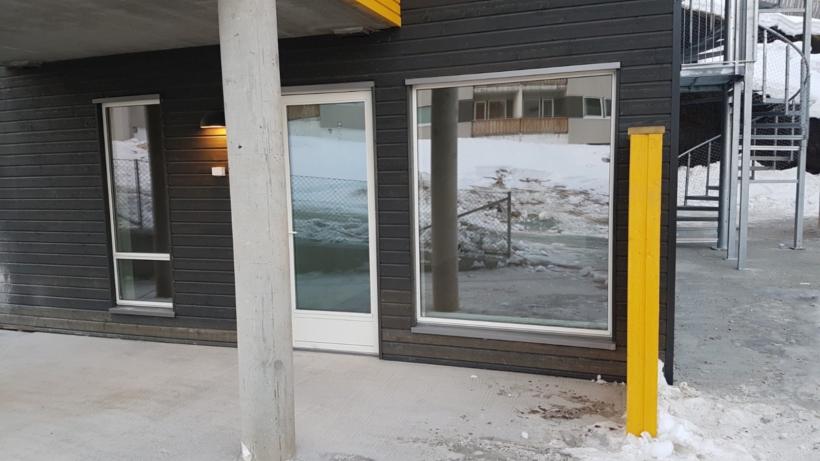 Fra stue er det utgang til markterrasse.