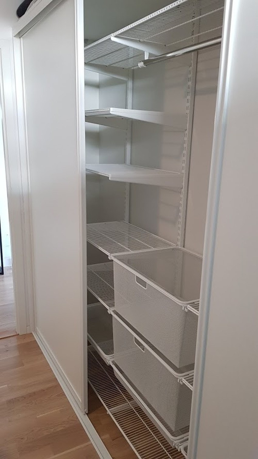 Skyvedørsgarderobe er pent innredet.
