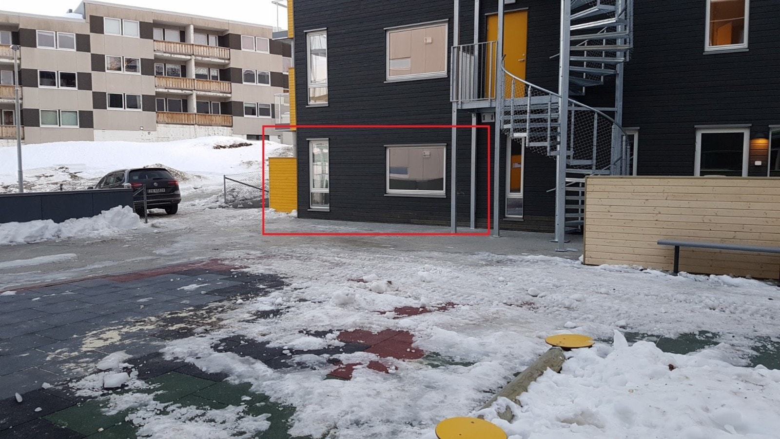 Leiligheten ligger på hjørnet i 1. etasje.