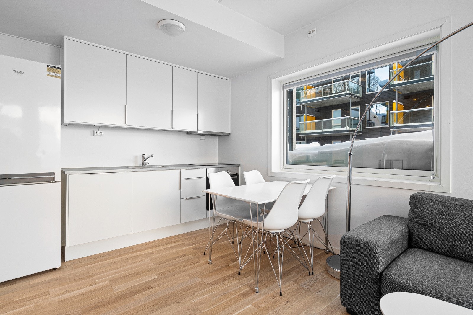 Stue og kjøkken i åpen løsning.