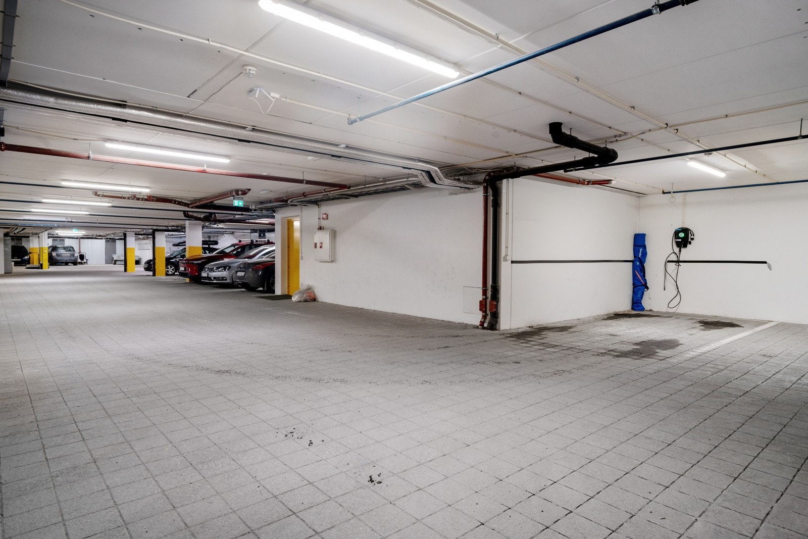 Parkering i garasjeanlegg medfølger.