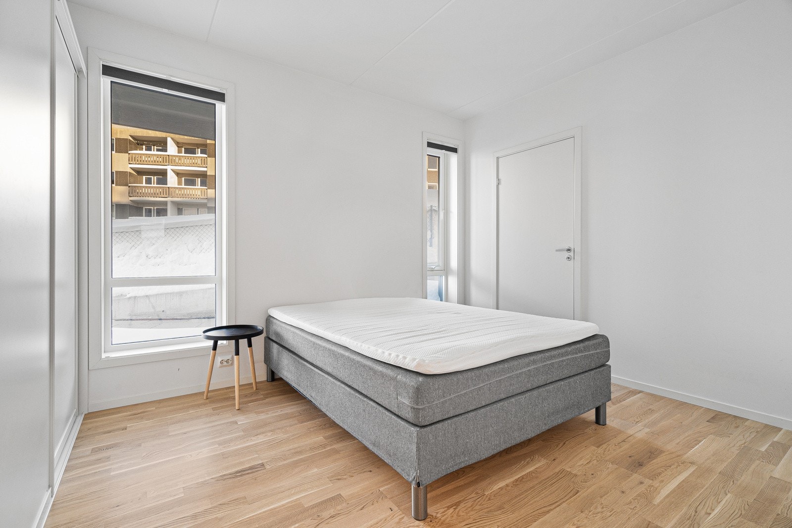 Soverom med stor skyvedørsgarderobe, plissegardiner og tilgang til walk-in.