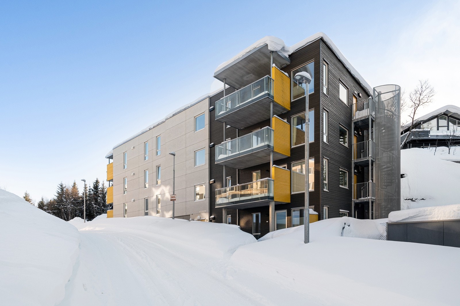 Nærhet til treningssenter, Tromsøbadet, lysløypa og bussholdeplass med direkterute til sentrum og Jekta handelspark.