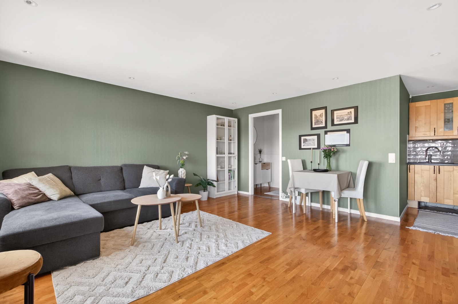 Den romslige stuen fremstår som boligens naturlige samlingspunkt, med god plass til både sofagruppe og spiseområde. Galleribilde