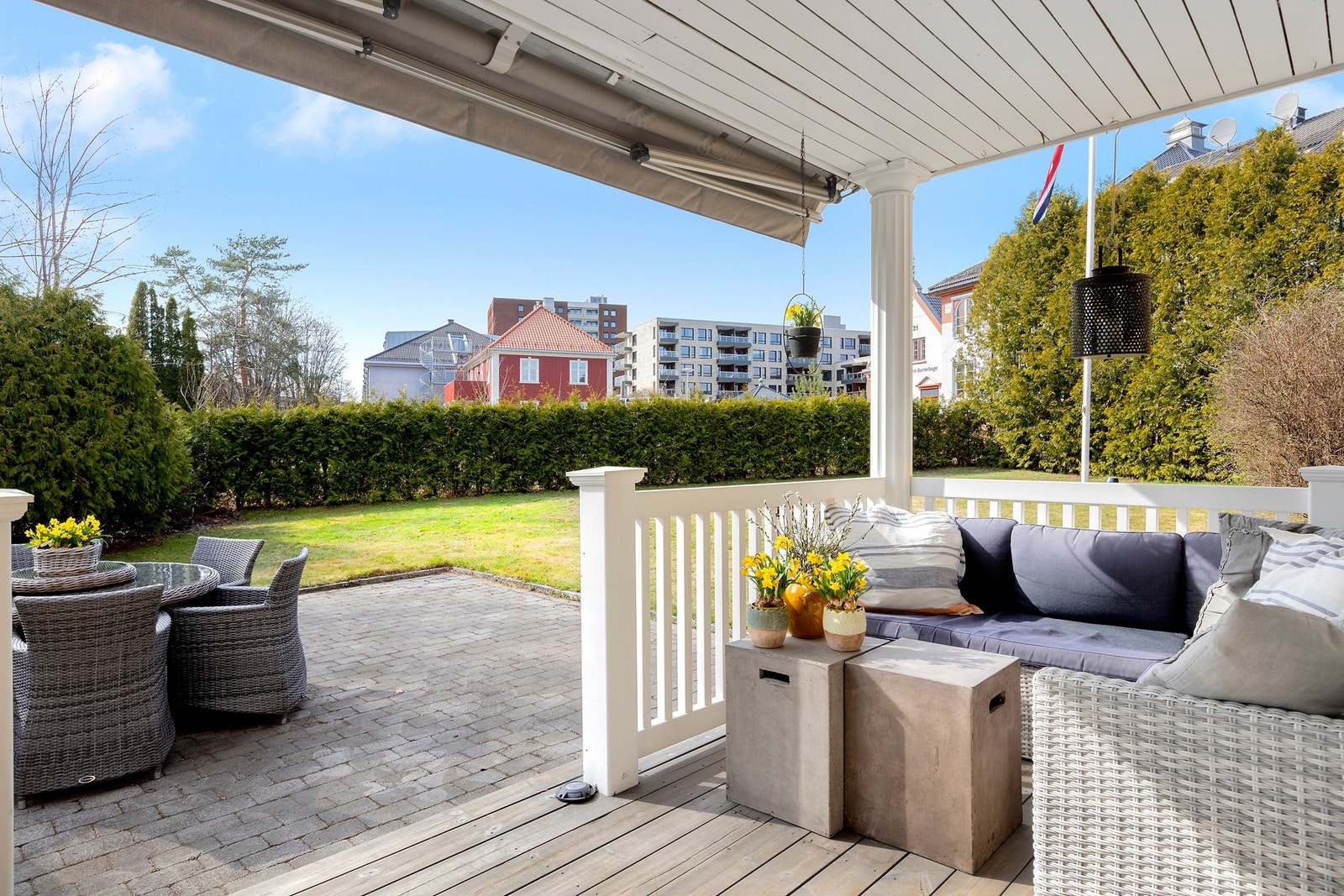 Terrasse, hage og steinlagt platting. Galleribilde