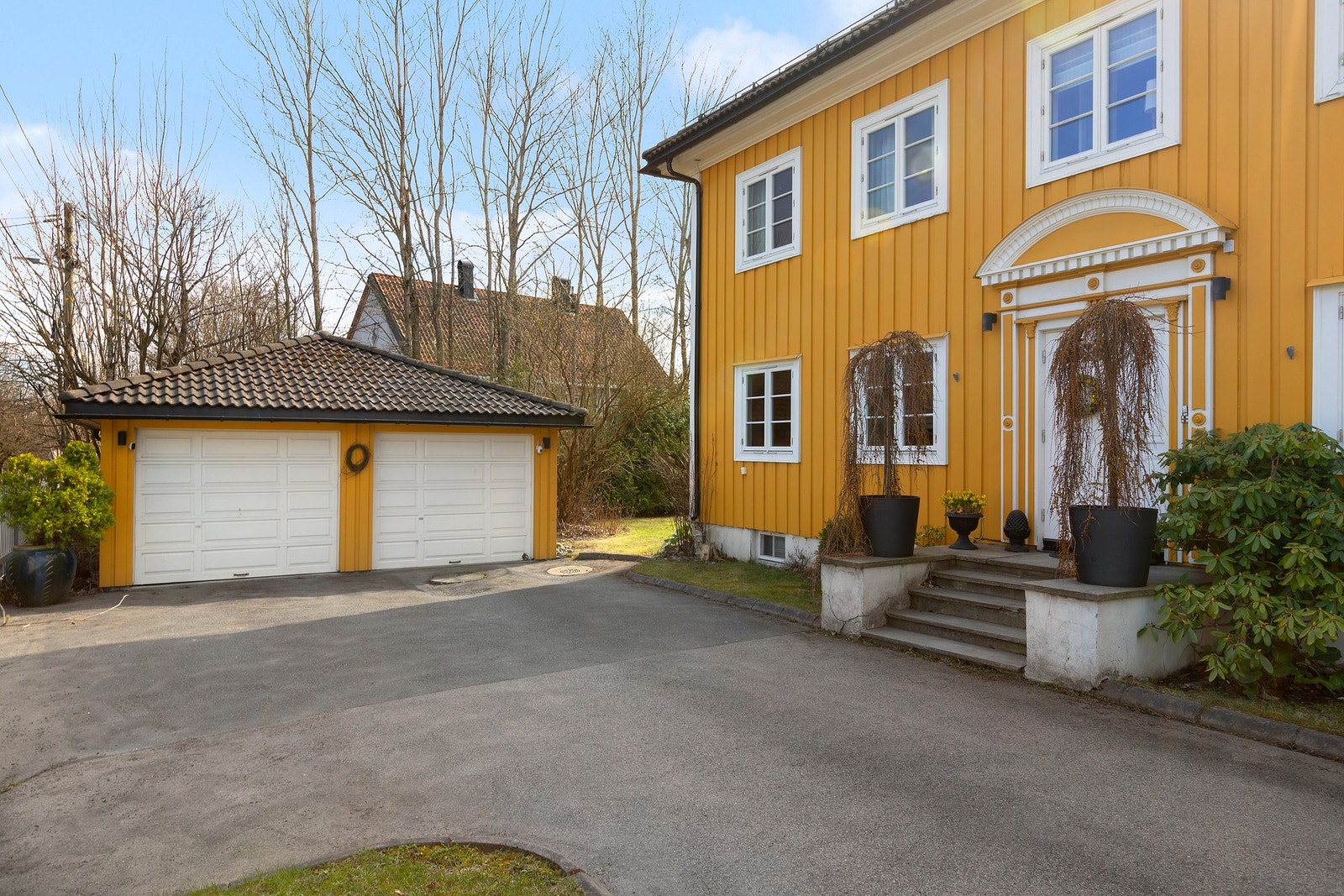 Gårdsplassen er avsatt til fellesareal. hver bolig har 2 parkeringsplasser hver, 1 garasjeplass og 1 biloppstillingsplass. Galleribilde