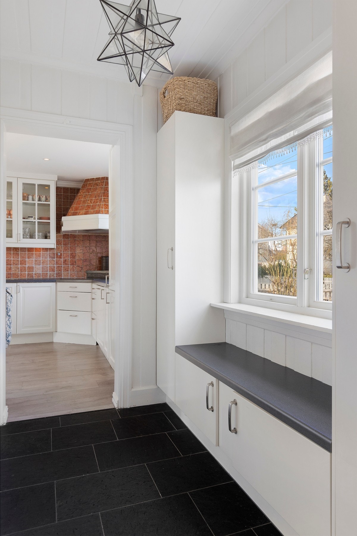 Leiligheten har egen inngang som leder inn til en romslig og innbydende entré. Galleribilde