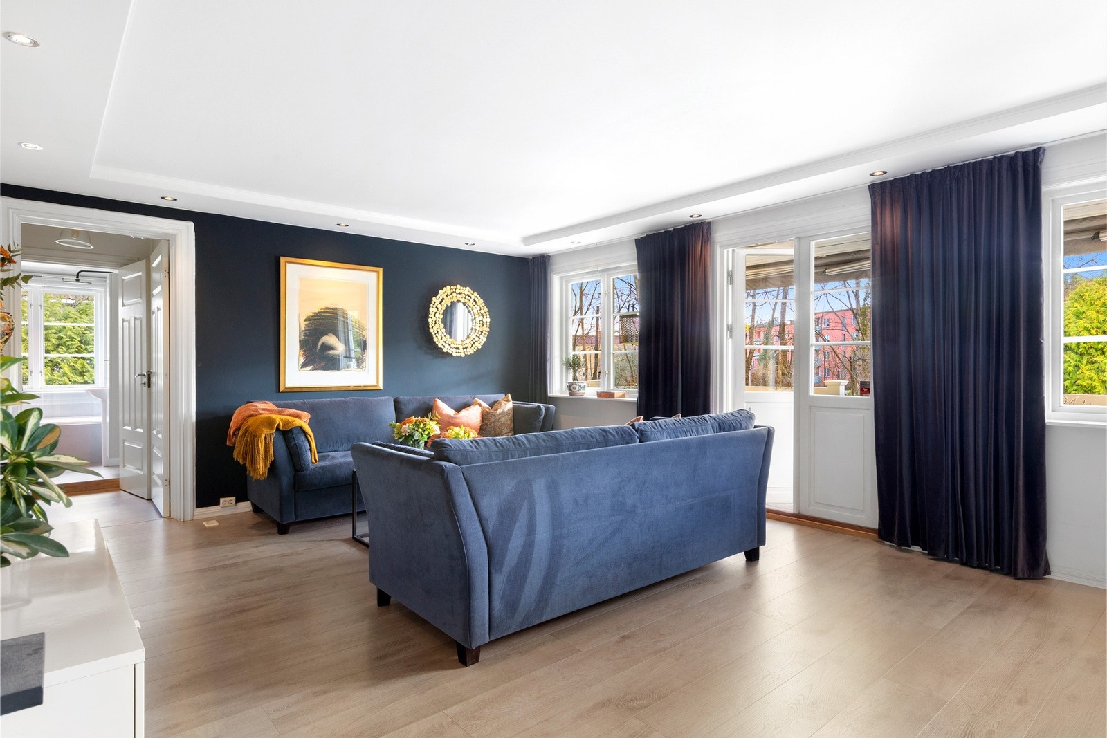 Flott stue med gode lysforhold. Galleribilde