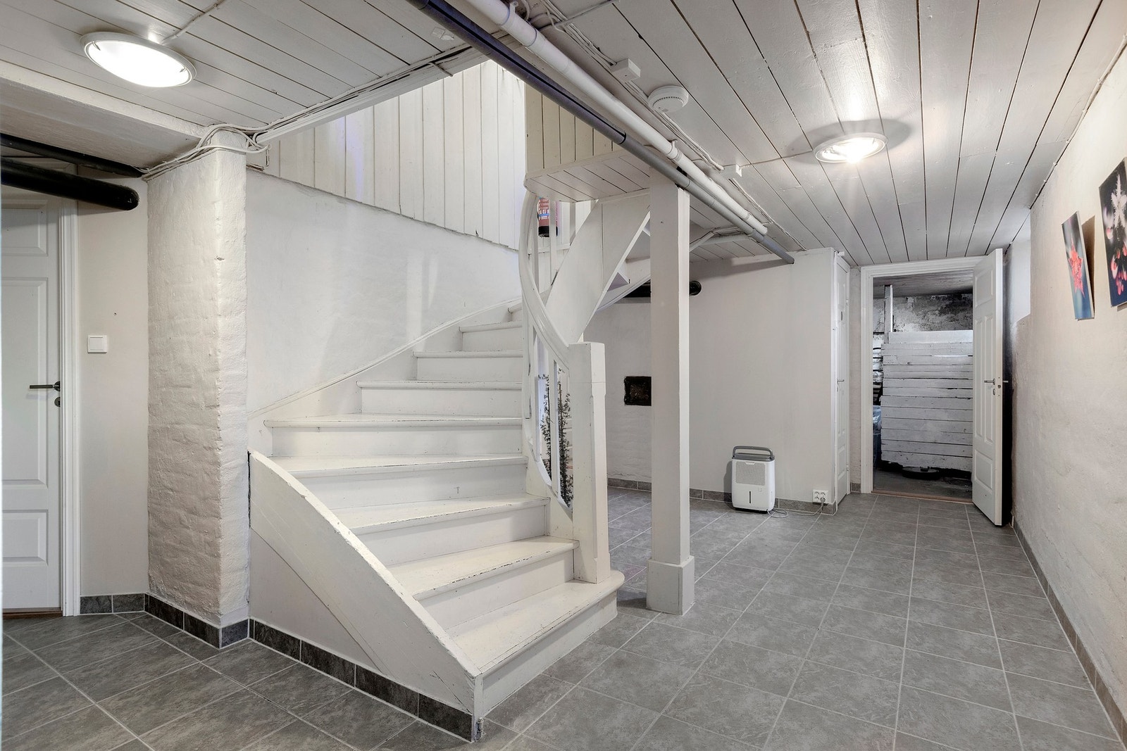 Boligen disponerer fire boder i kjeller, rom benyttet som kjellerstue og toalettrom. Galleribilde