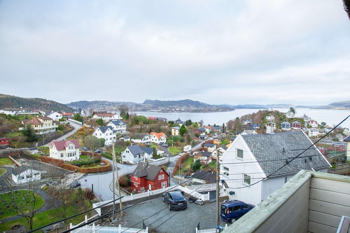 Her får du en nydelig utsikt hvor du kan nyte morgenkaffen Galleribilde