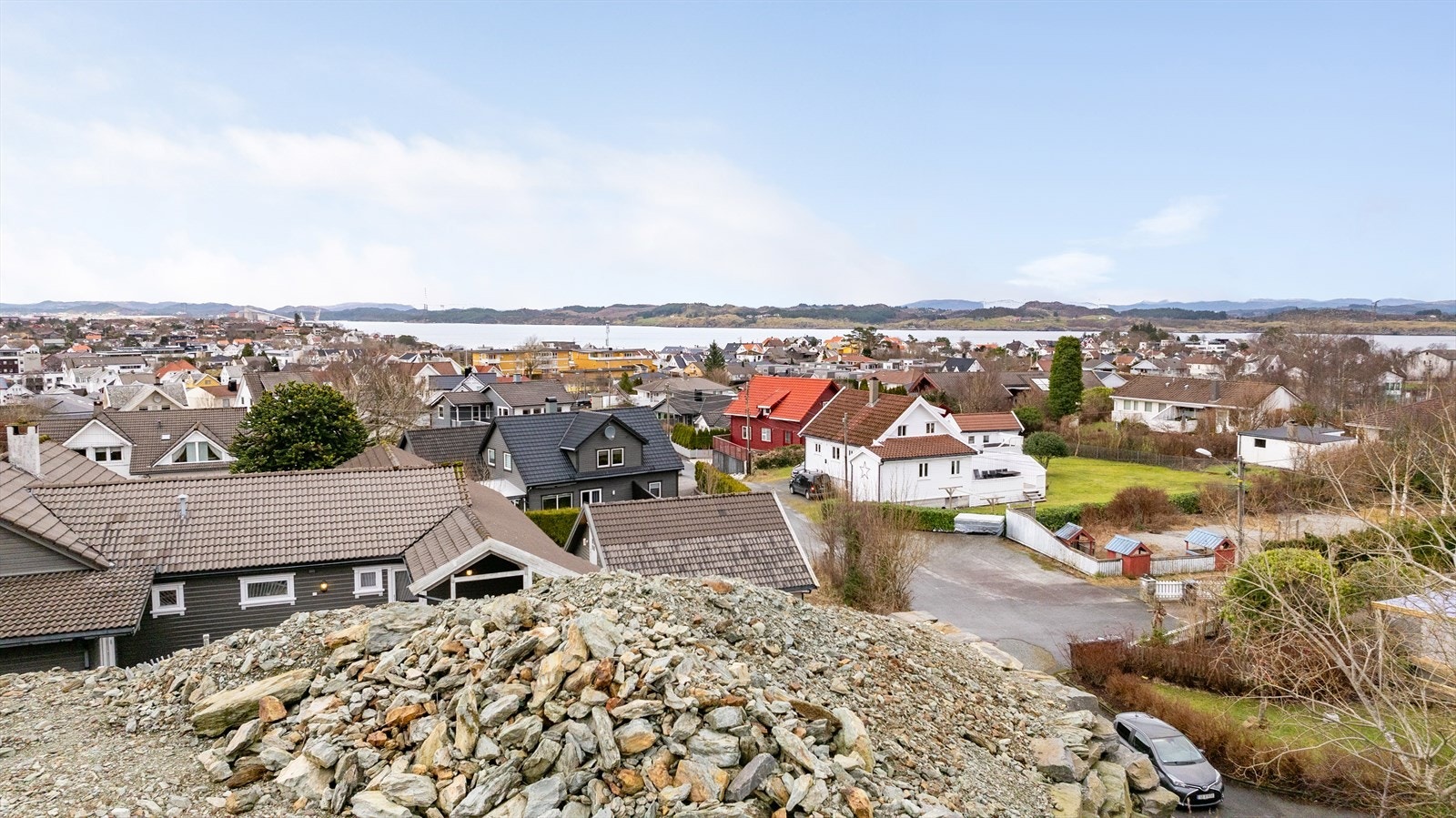Her har man en sjelden mulighet til å skaffe seg to byggeklare boligtomter med fantastisk utsikt i meget populært, barnevennlig og attraktivt område Galleribilde