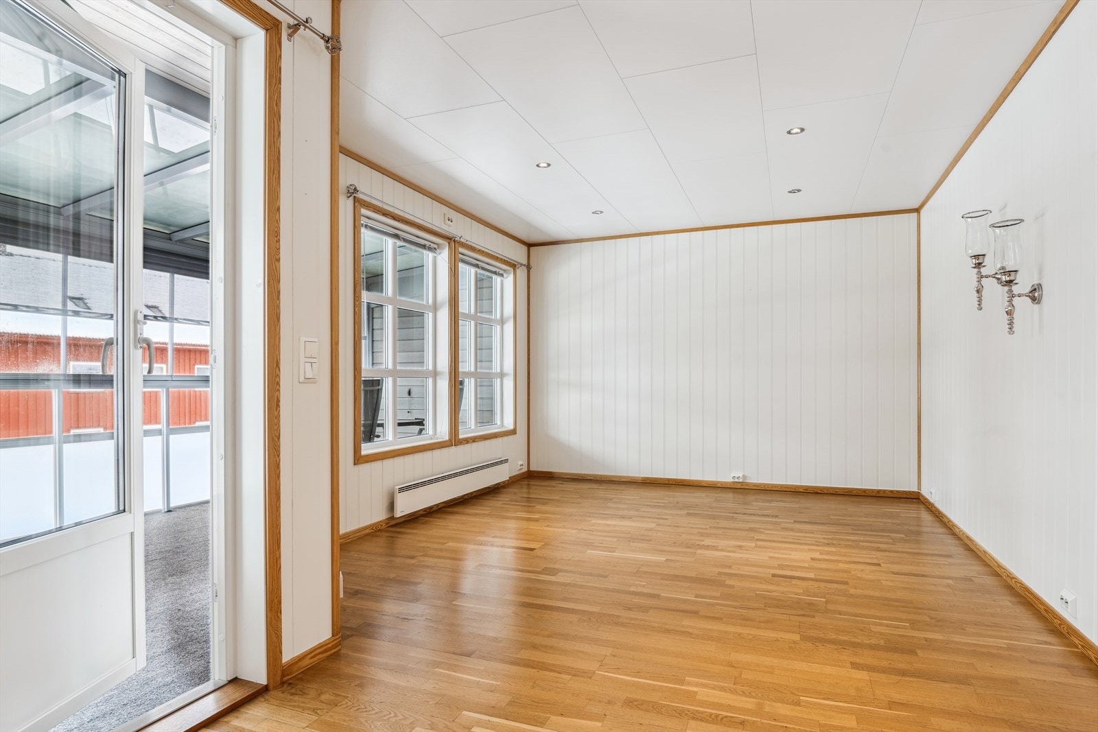 Lys, romslig stue. Galleribilde