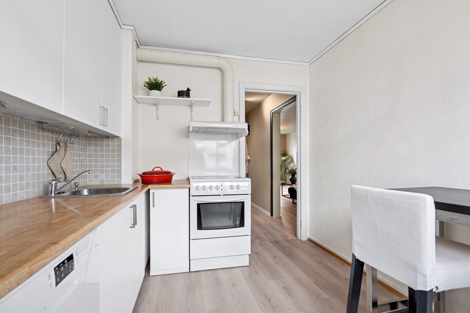 Kjøkkenet er innredet med komfyr og oppvaskmaskin. Galleribilde