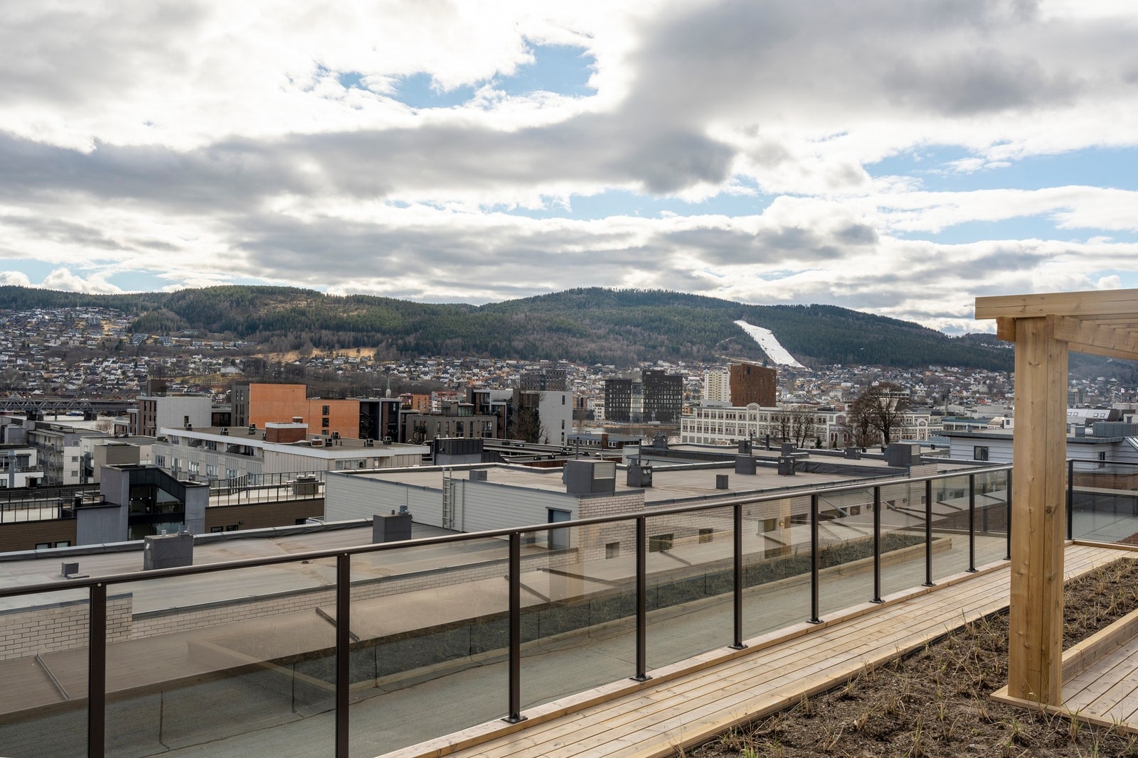Fra takterrassene kan nydelig utsikt nytes utover byen. Galleribilde
