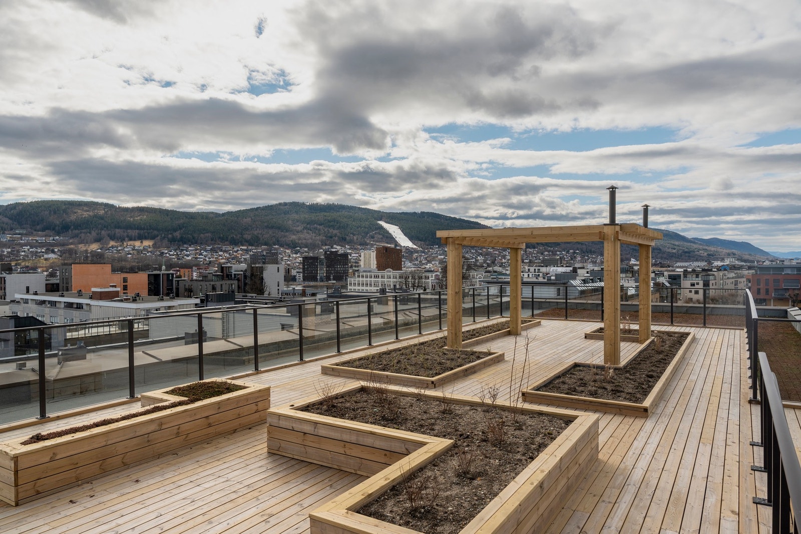Takterrassene er beplantet med diverse, har pergola etc. Galleribilde