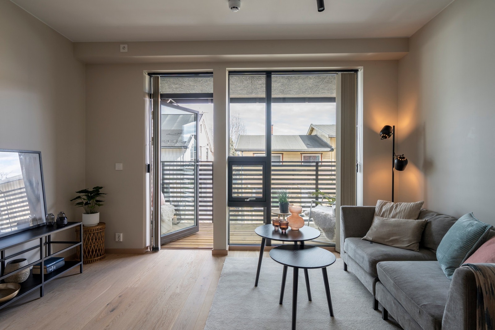 Velkommen til denne lyse og innbydende 2-roms leiligheten i første etasje - perfekt leilighet for førstegangskjøpere eller deg som ønsker en smart og effektiv planløsning. Galleribilde