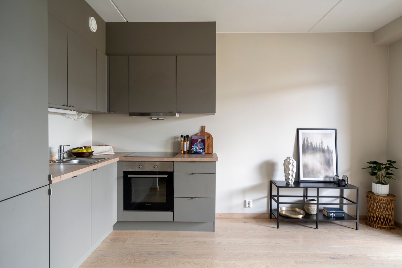 Kjøkkenet har et moderne og arealeffektivt design med god benkeflater og oppbevaringsplass. Galleribilde