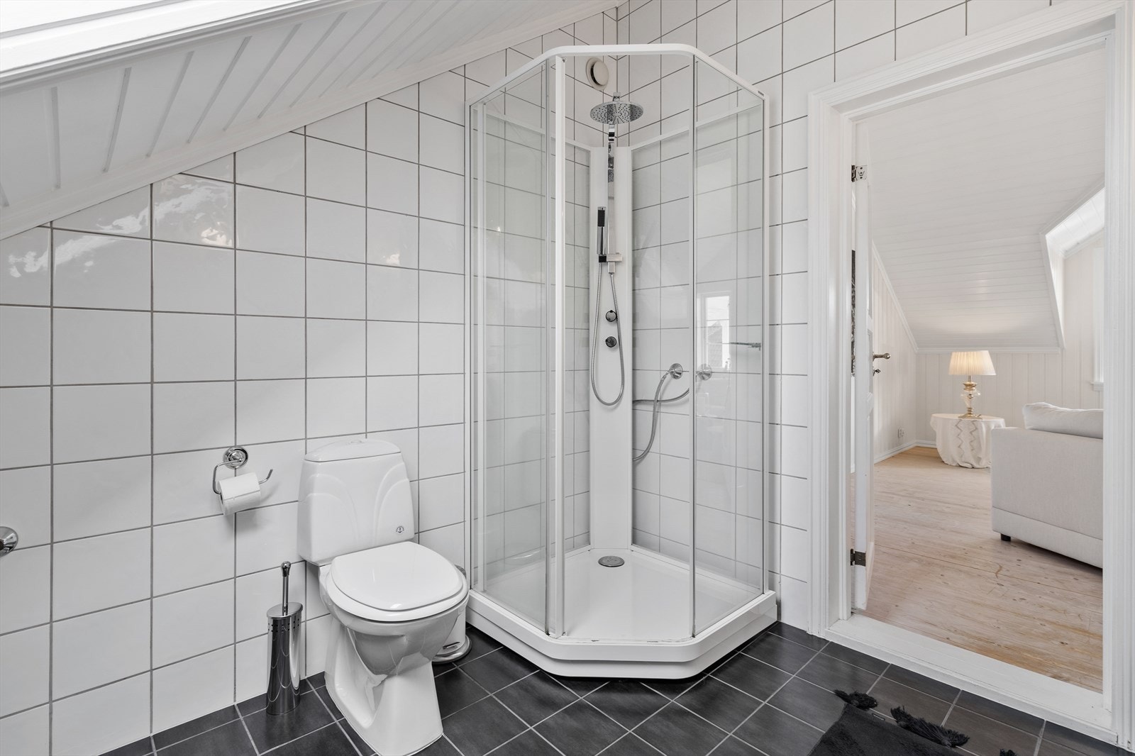 Badet har dusjkabinett, toalett og varme i gulv. Galleribilde