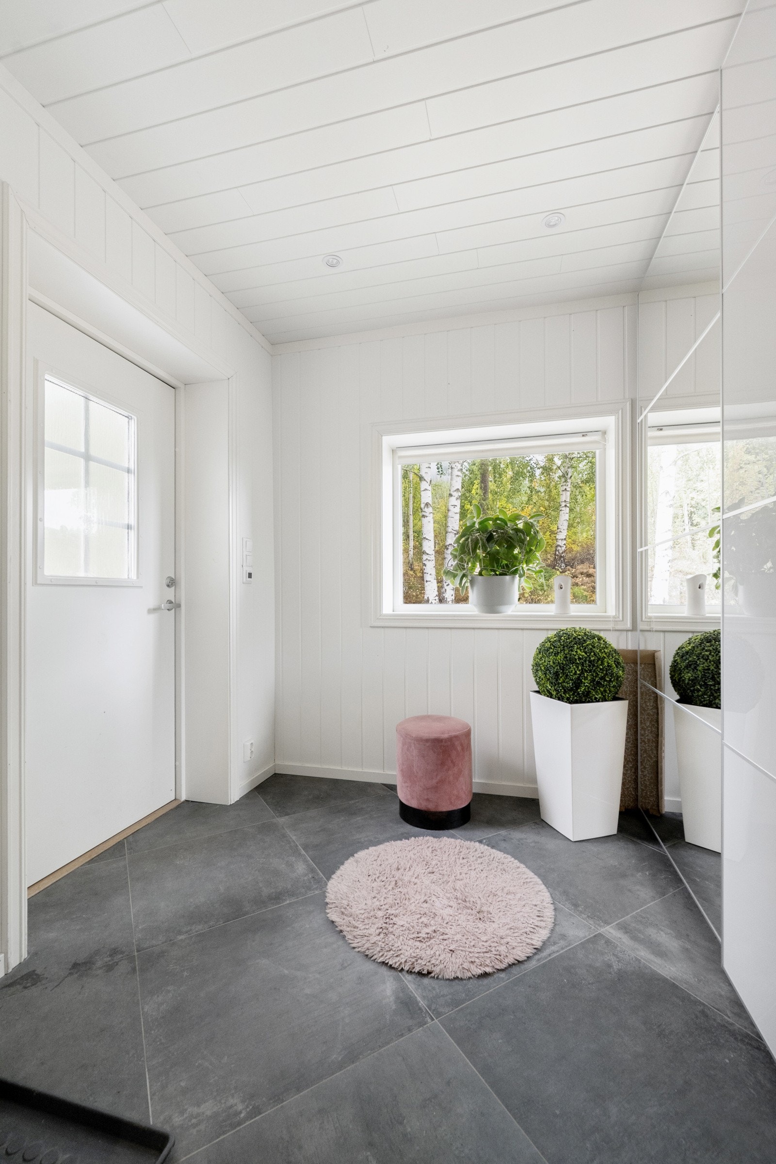 Skyvedørsgarderobe med speilfronter gir rikelig med oppbevaringsplass og bidrar til å holde rommet ryddig og elegant. Galleribilde