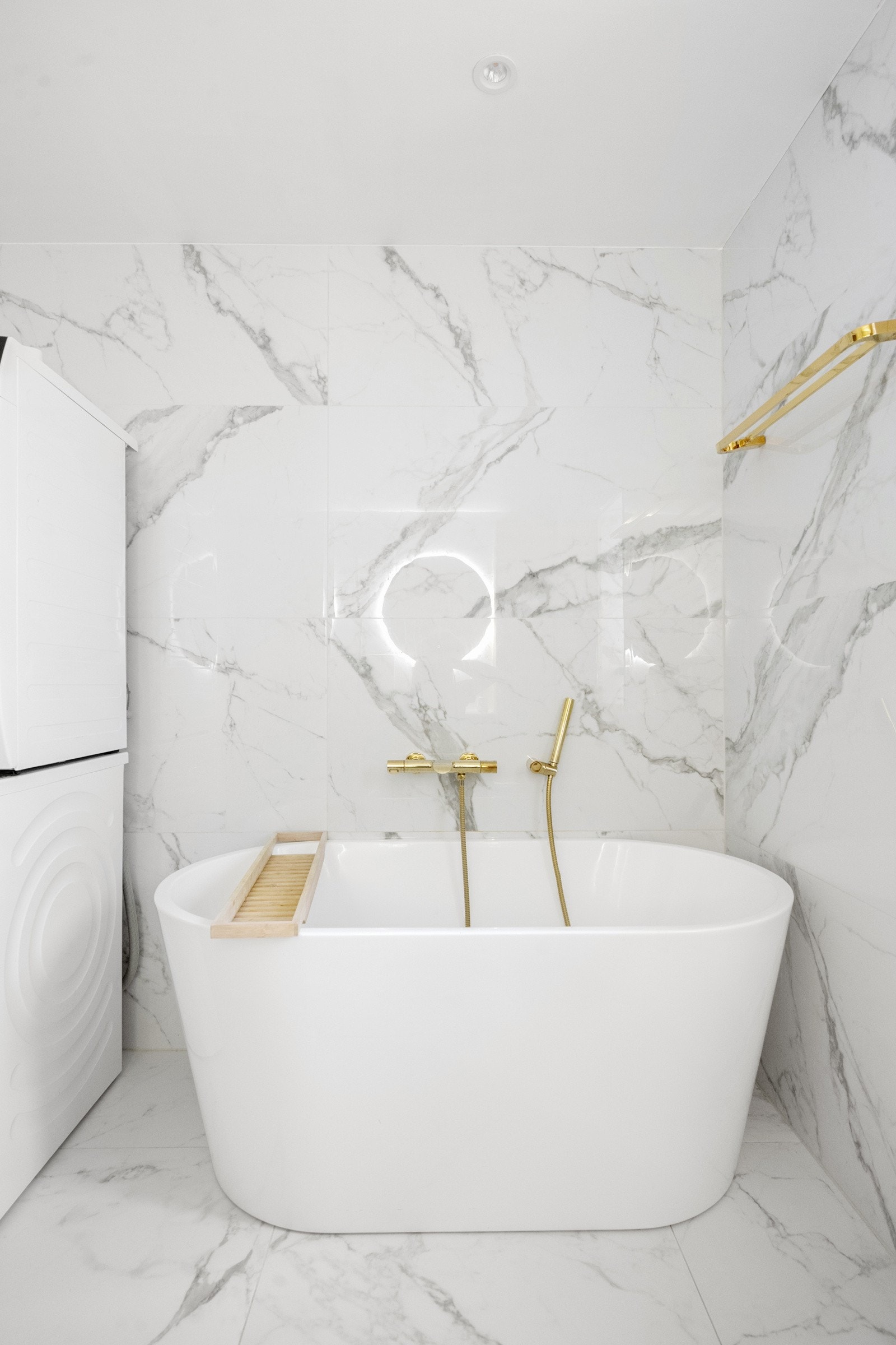 Badet er innredet med moderne servant med underskap, vegghengt toalett, dusjsone med glassvegg og et herlig badekar for avslapning Galleribilde