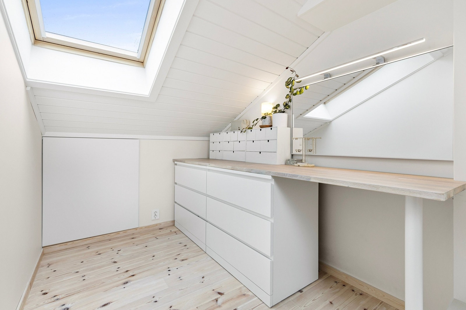 Lyst loft med fire Velux takvinduer Galleribilde