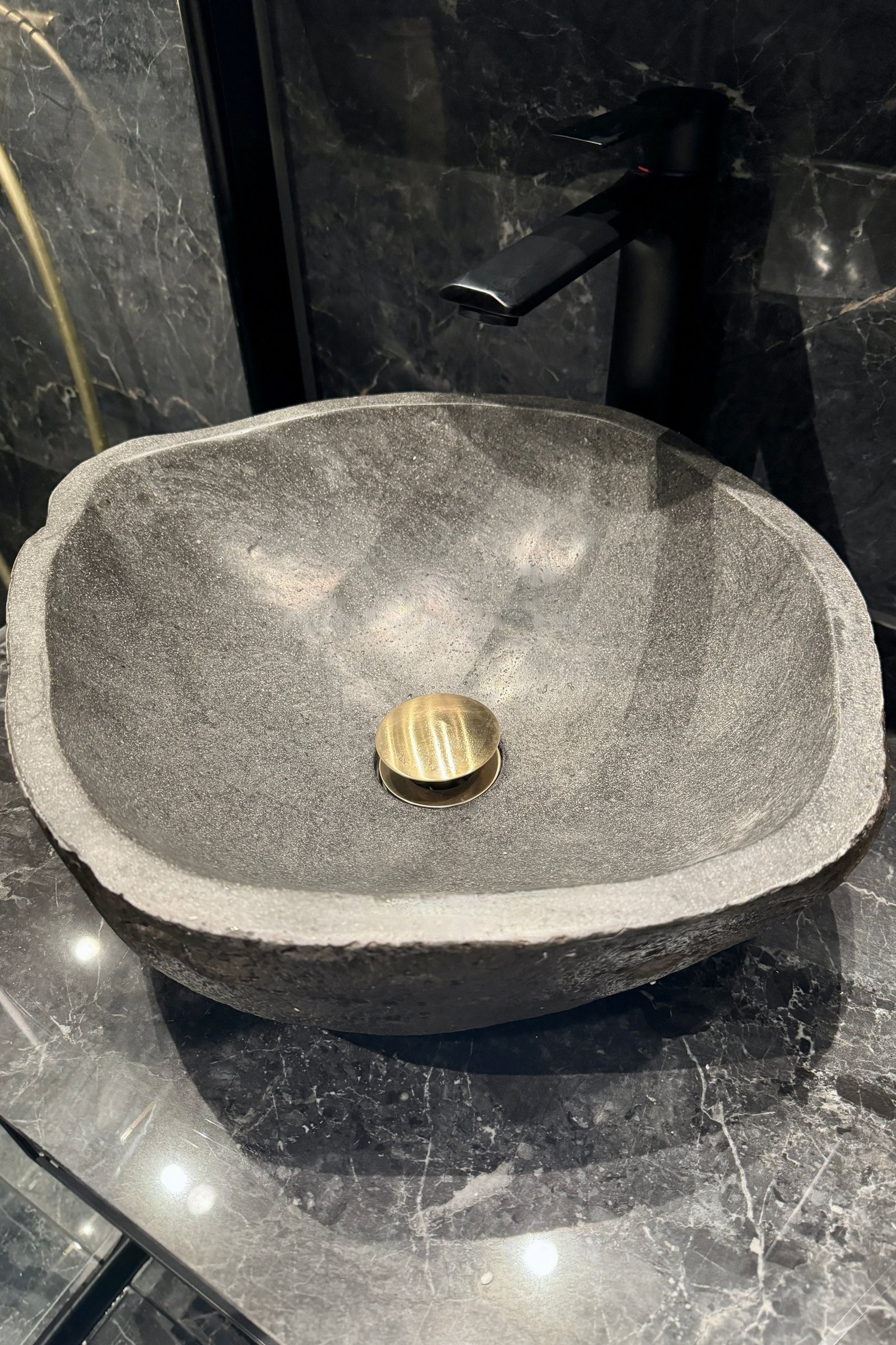 Bad med baderomservant i elvestein, flislagt toppplate, servantskap med skuff fra Villeroy & Boch, høy kran fra Fima Galleribilde
