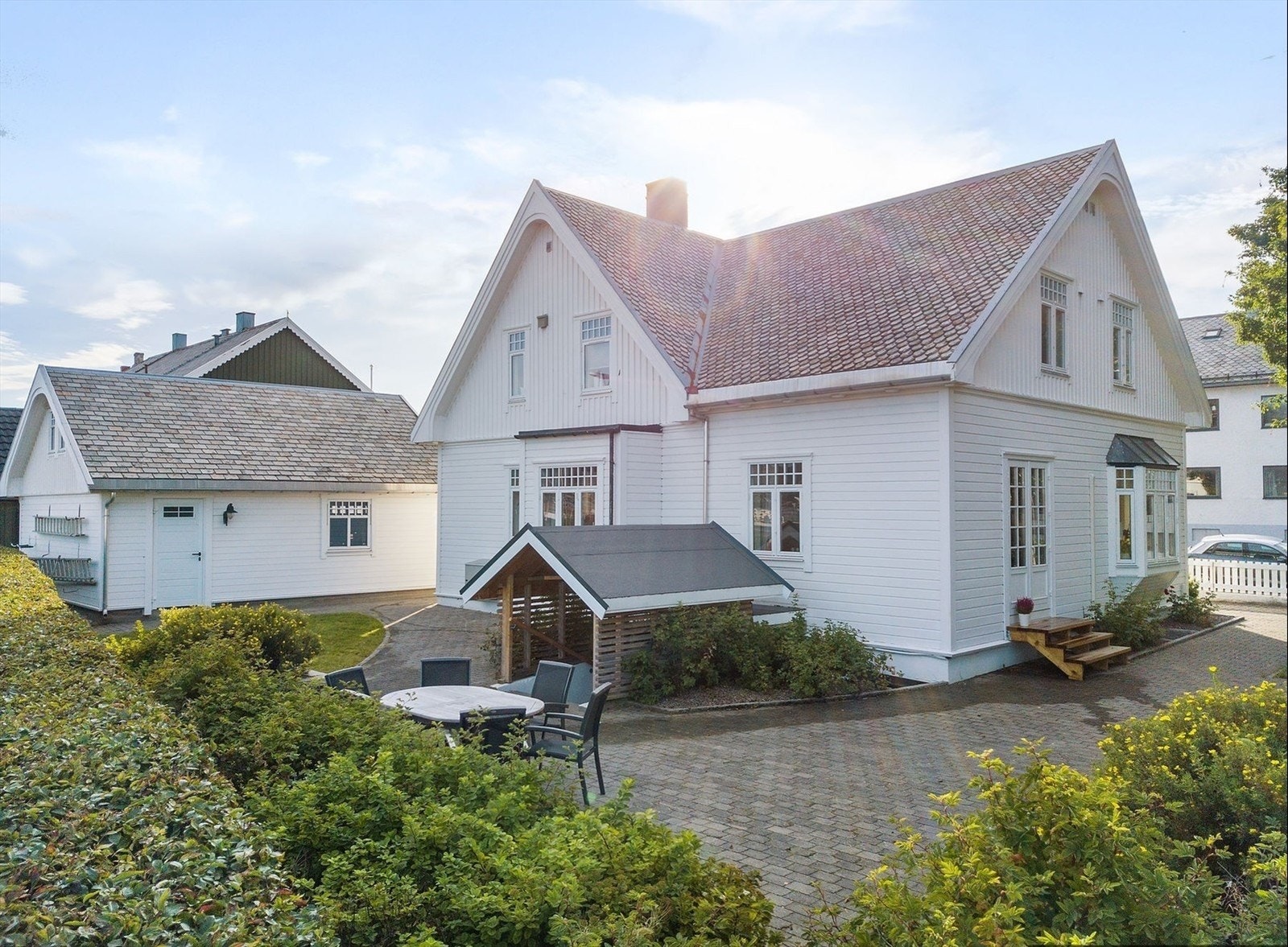 I 2014 ble det satt opp ny dobbelgarasje og det er etablert lader for elbil på garasjevegg Galleribilde
