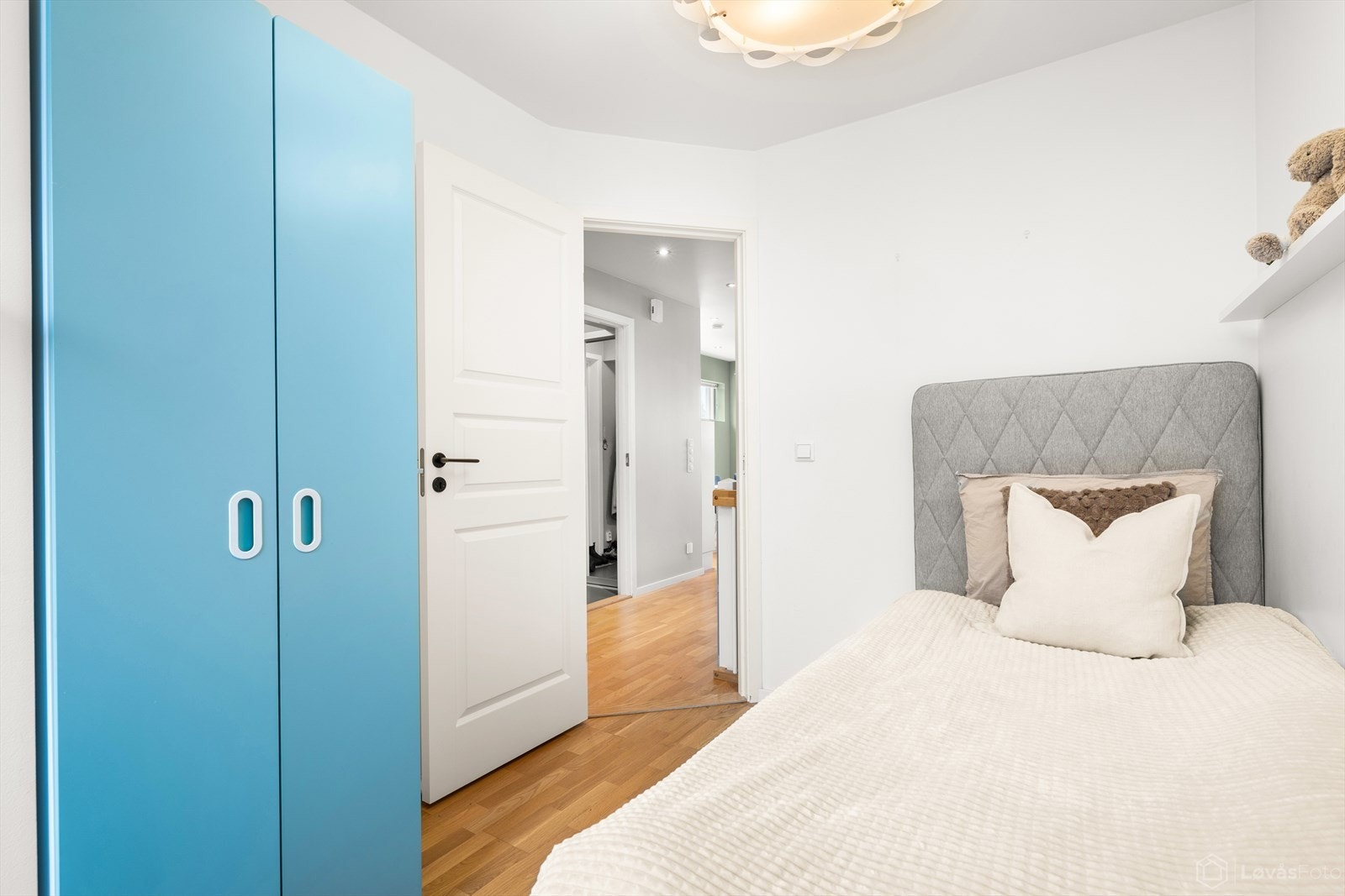 God plass til oppbevaring i garderobeskap. Galleribilde