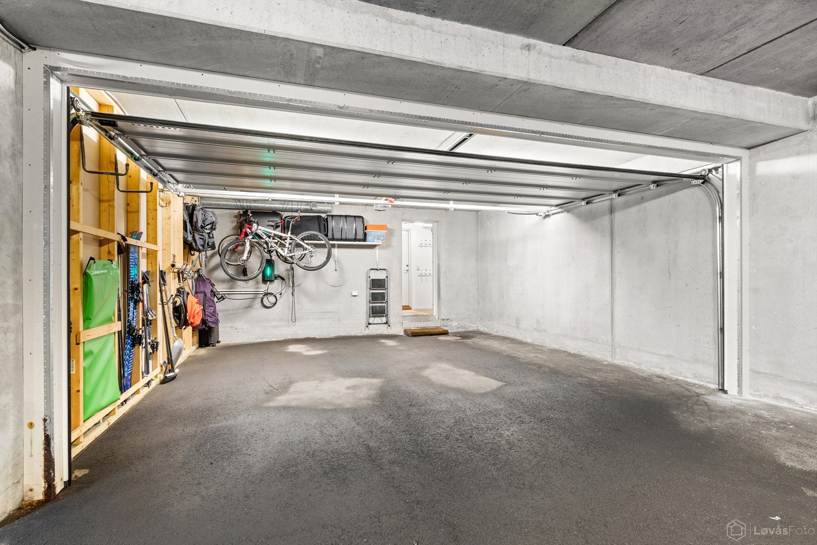 Boligen disponerer dobbelgarasje i felles, oppvarmet garasjeanlegg. Garasjeplassen har el-uttak samt praktiske oppheng for oppbevaring av sykler, dekk m.m. Det er direkte adkomst fra garasjen til boligen. Galleribilde
