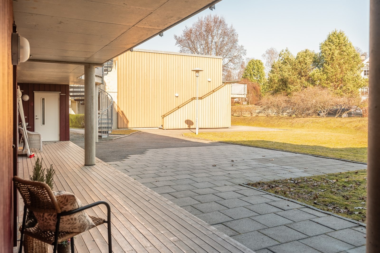 Her bor du med umiddelbar nærhet til dagligvare, fjorden, og Ladestien. Det er også kort vei til shopping, spisesteder, kollektiv, Solsiden og Midtbyen. Galleribilde