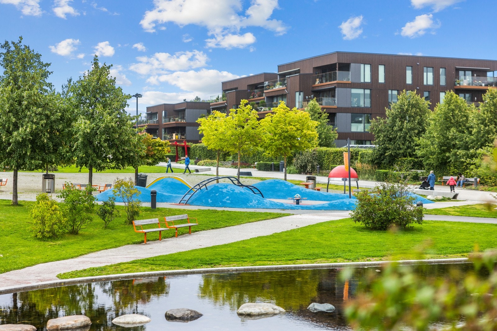Ladeparken, med sine flotte grøntområder, ligger like ved leiligheten. I tillegg finner du Lade idrettspark kun et steinkast unna. Galleribilde