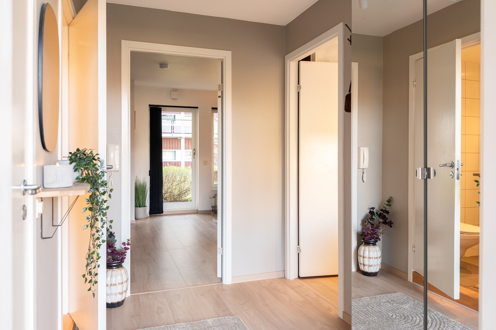 Fra entré er det tilgang på innvendig bod på 1,5m² - perfekt for ekstra lagringsplass. Galleribilde