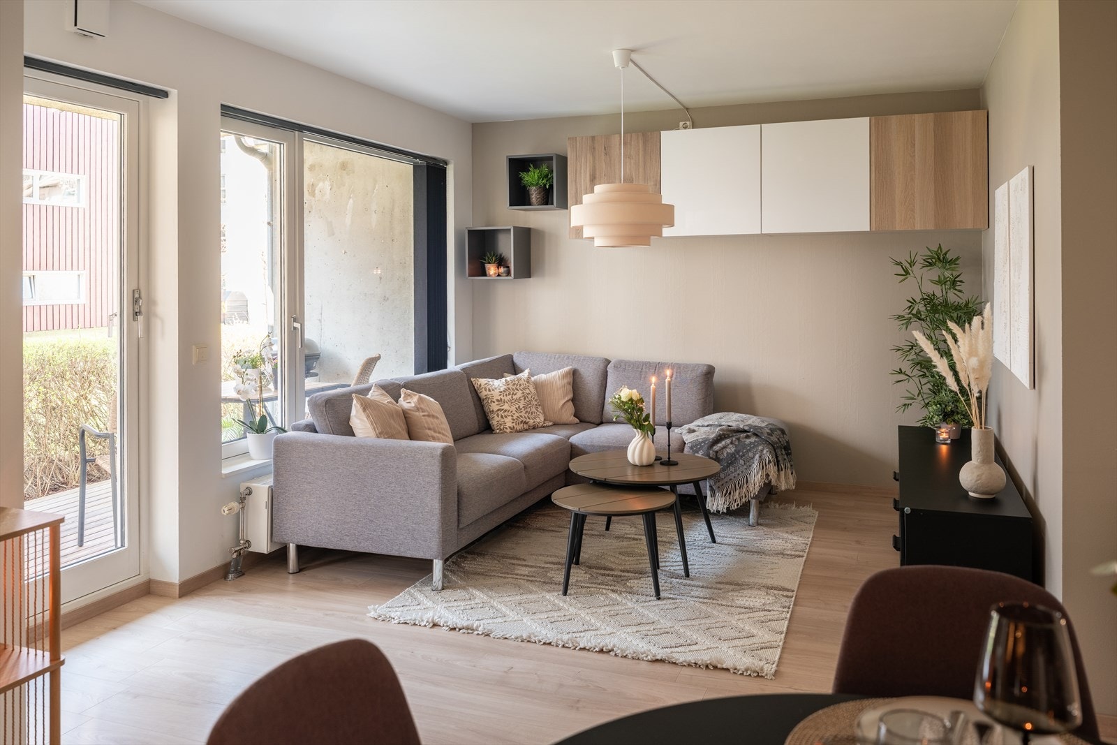 Den åpne stue- og kjøkkenløsningen strekker seg over hele 23m² og byr på flere møbleringsmuligheter. Med sin praktiske planløsning får man også mulighet til å møblere i flere ulike soner. Galleribilde
