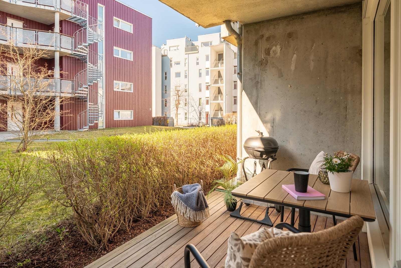 Dette er leiligheten for deg som ønsker å bo sentralt, men likevel tilbaketrukket fra bykjernen. Her bor du i nærhet til både Ladetorget, Korsvika, Ringve Botaniske og kollektivtransport. Galleribilde