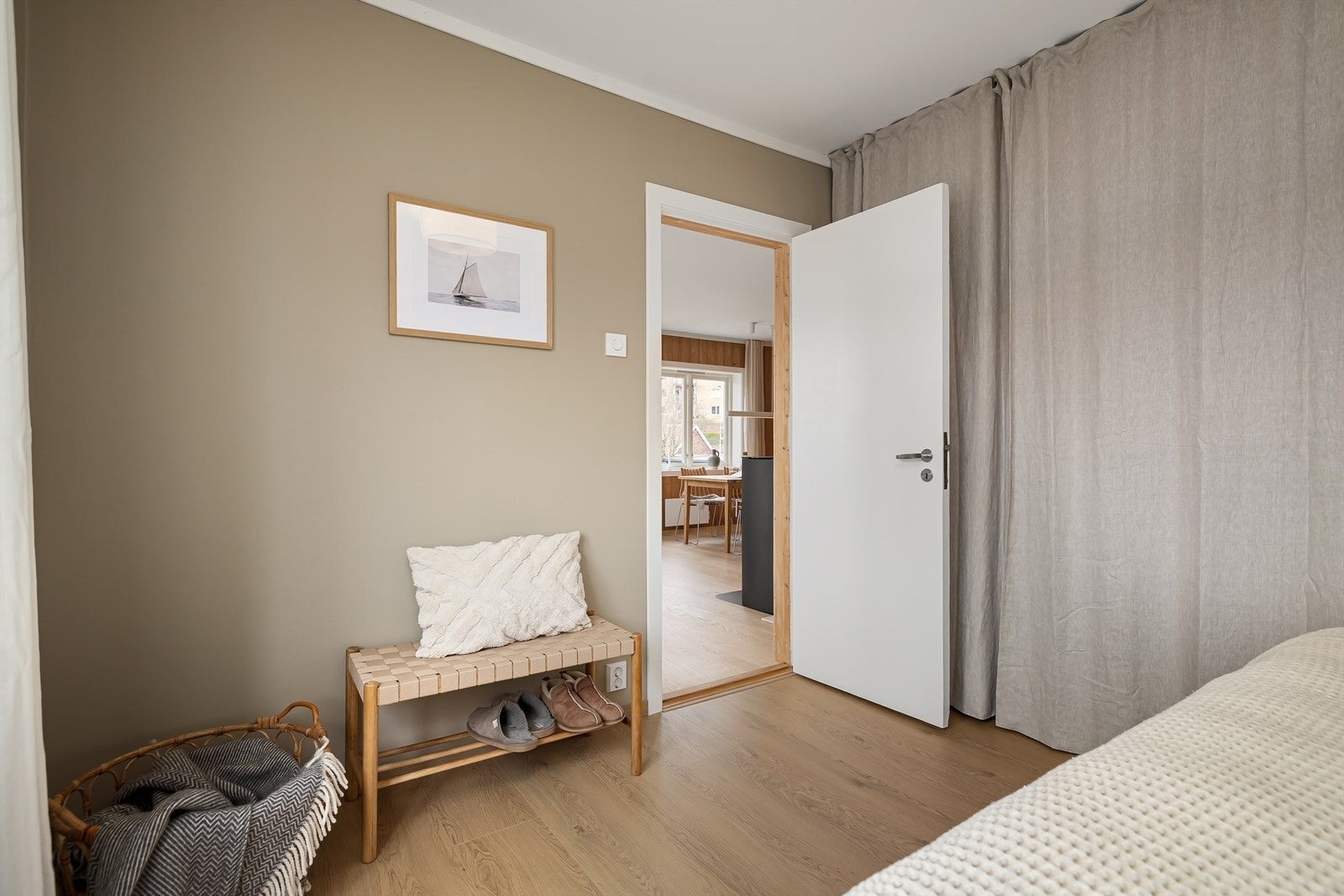 Veggflatene er malt i en lun tone og på gulvet er det lys, enstavs laminat Galleribilde