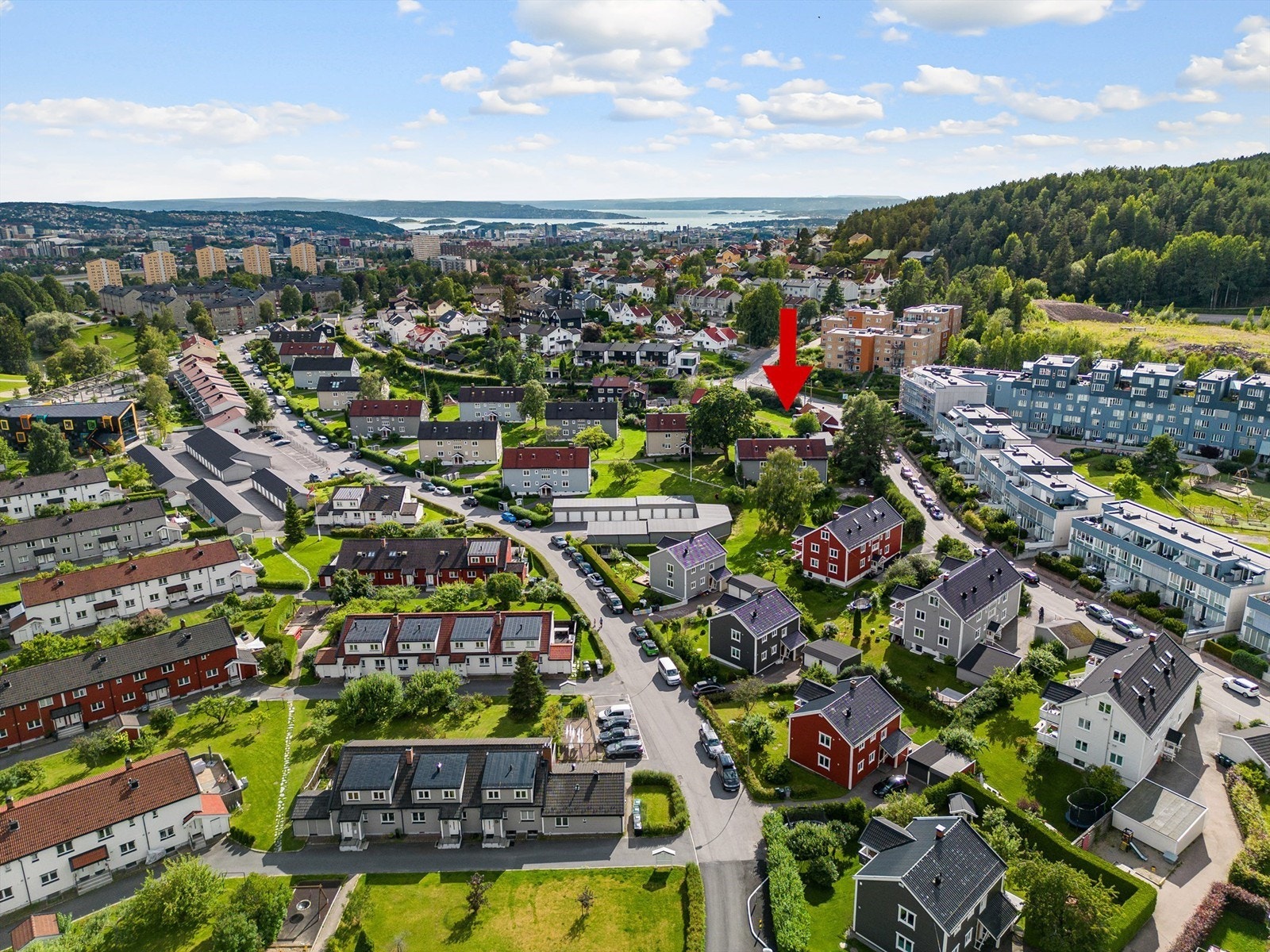 En perfekt bolig for deg som setter pris på umiddelbar nærhet til marka og enkel adkomst til sentrum! Galleribilde